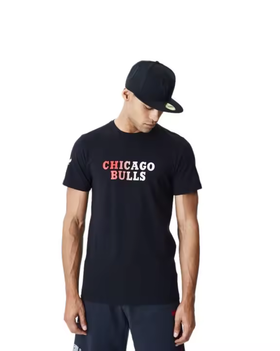 Camiseta New Era Negra Gradient Wordmark Tee Chicago Bulls - 1