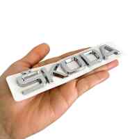 Banner - Emblema adhesivo de letras compatible con Skoda plateado brillo