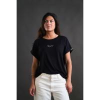 Camiseta básica negra "Actitud +" de Anabel Lee. Camiseta básica de Anabel Lee con detalles bordados. Fondo de armario atemporal y básico con su toque de distinción. - details 2