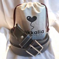 Cinturón de Piel Negro con Costuras Contrastadas para Hombre. REGALO INCLUIDO: Auriculares TWS E6S. Medida Ajustable. Elegante y Resistente. Fabricado a Mano en España. Presentado en bolsa de tela. Regalo Especial. Lukkalia - Kids and Us / LKKCN - details 2