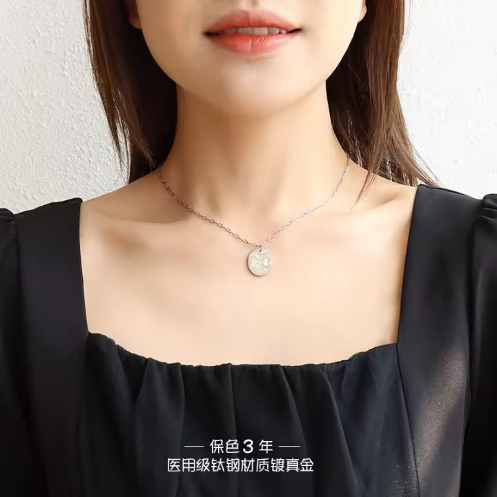 Encanto Collar con colgante de flor de cuatro hojas estilo INS europeo y americano, diseño ovalado de concha blanca, cadena de clavícula chapada en oro de 18 quilates y acero de titanio. - 1