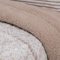 Manterol Outlet - Edredón comforter de borreguito floral cachemir beige con tejido térmico sherpa cálido, suave y mullido para un descanso reparador en invierno. - details 3