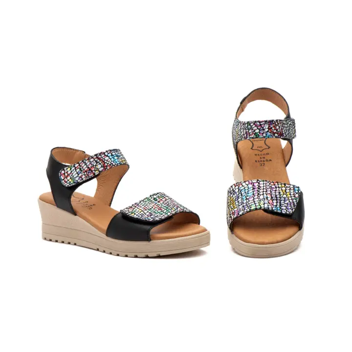 AE-647 Cuero Colores-blanco colores y negro colores  Hecho en España Sandalias Mujer Piel  Velcro Numeración: cada en piel natural cuero con correas ajustables de velcro Marca: JAM Sandalia de cuña para mujer con un diseño sofisticado y versátil - 1
