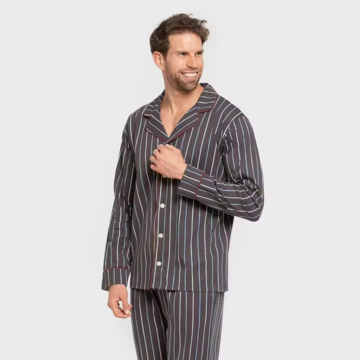 "Pijama Largo Camisero de Algodón para Hombre 'Raya San Luis' en Azul, Conjunto Cómodo y Elegante con Estampado de Rayas Blancas, Azules y Rojas, Camiseta con Cuello de Solapa y Botones, Pantalón con - 1