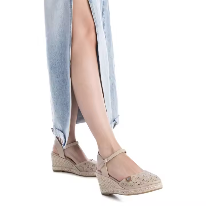 Shoes Cuñas Y Alpargatas marca Refresh para mujer en color beig - 1