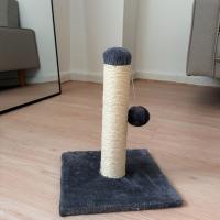 Poste rascador para gatos de sisal natural, con dimensiones de 25x25x35 cm. Diseño compacto y fácil de montar. Incluye juguete y superficie plana para descanso. Base estable con felpa suave para mayor comodidad. Ideal para espacios pequeños y gatitos acti - details 1