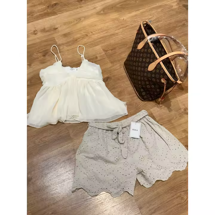 Conjunto de verano para mujer – Blusa de tirantes blanca con vuelo y shorts beige bordados, estilo boho chic ideal para playa, vacaciones y días calurosos#ConjuntoVerano #ModaBoho #LookPlaya #RopaFresca #EstiloCasual #TopTirantes #ShortsBordados #OutfitMu - 1