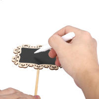 Juego de 12 minipizarras pequeñas de madera con dos tizas (rosa y blanca) - details 2