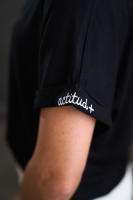 Camiseta básica negra "Actitud +" de Anabel Lee. Camiseta básica de Anabel Lee con detalles bordados. Fondo de armario atemporal y básico con su toque de distinción. - details 0