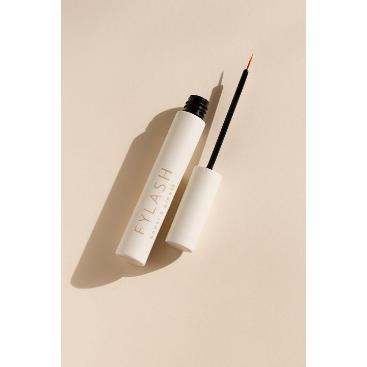 Serum Pestañas Crecimiento | Tratamiento de 4 Meses para Crecer y Fortalecer tu Mirada de Forma Natural | Sin Prostaglandinas ni Parabenos | Suero de Pestañas con Medidor, Guías y Seguimiento y Plantillas para Mejorar tu Salud Fylash