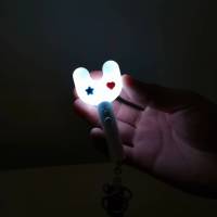 Mini llavero con forma de bastón de animadora de NewJeans, colgante de barra fluorescente con luz electrónica que rodea el mismo estilo. - details 1