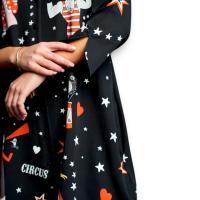 Vestido Reina de la Pista de Anabel Lee. Corte oversize, escote de pico, cuello mao, manga francesa, estampado circo. - details 4