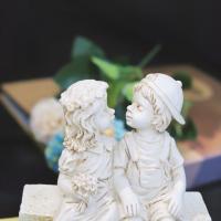Estatua De Resina De Pareja De Niños Sentados Y Besándose Decoración De Jardín Al Aire Libre Adorno De Patio Estilo Clásico - details 4