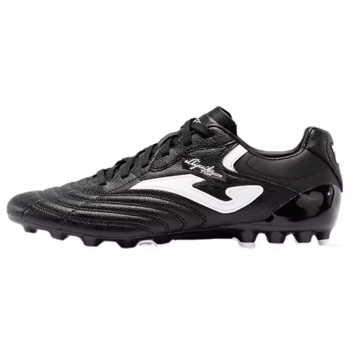 ZAPATILLA JOMA AGUILA 2401 NEGRO ARTIFICIAL GRASS.  Con buena resistencia al desgaste por abrasion. Es para cesped artificial. El talón incorpora un contrafuerte que protege y refuerza la zona. - 1
