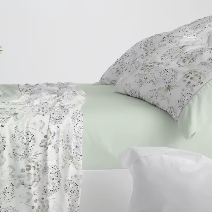 Juego sábanas Diseño 037. BURRITO BLANCO. Incluye sábana encimera, bajera y 1/2 fundas de almohadas. Estampado de flores y libélulas acuareladas. Disponible en color cielo, nude y menta. 50% Algodón - 50% Poliéster. Tamaños 90, 105, 135 y 150-160cm - 1