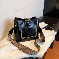 Bolso Bandolera De Cuero PU Vintage Para Mujer Lujo Diseñador Negro Bolso De Hombro Con Cadena Estilo Elegante Y Versátil - details 20