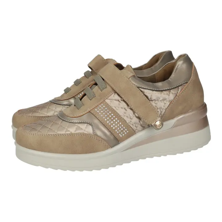 Deportivos marca MYSOFT para mujer en color taupe. Deportivas beige Mysoft con detalles acolchados, plantilla extraíble y cierre de adhesivo - 1