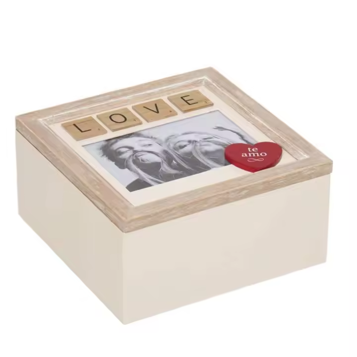 Caja decorativa portafotos con espacio para una foto de 10x15 cm - Fabricada con madera blanca y natural decorada con la palabra “LOVE” con letras de madera tipo Scrabble y un corazón rojo con la frase "te amo" - Ideal para guardar todas tus fotos - 1