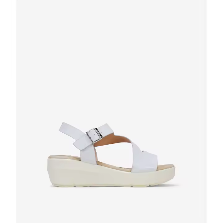 Bosanova Sandalias de mujer deportivas en color plata metalizada con tiras zig zag al empeine y suela de cuña de 5 cm. Cierre de pulsera con hebilla metálica. - 1