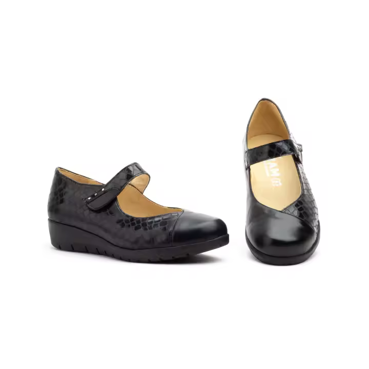 95776 Negro y beige Hecho en España Zapatos Mujer Piel con Velcro Numeración: 35-41 Marca: JAM Este zapato de cuña para mujer está confeccionado con corte de piel auténtica, exhibiendo una textura tipo cocodrilo en tono negro. La puntera es lisa - 1