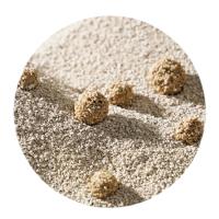 Arena para gatos de bentonita natural 10kg, aglomerante y ultra absorbente, que controla eficazmente los malos olores. Su textura suave y libre de polvo asegura un ambiente limpio y fresco, proporcionando una higiene diaria óptima para tu gato. - details 3