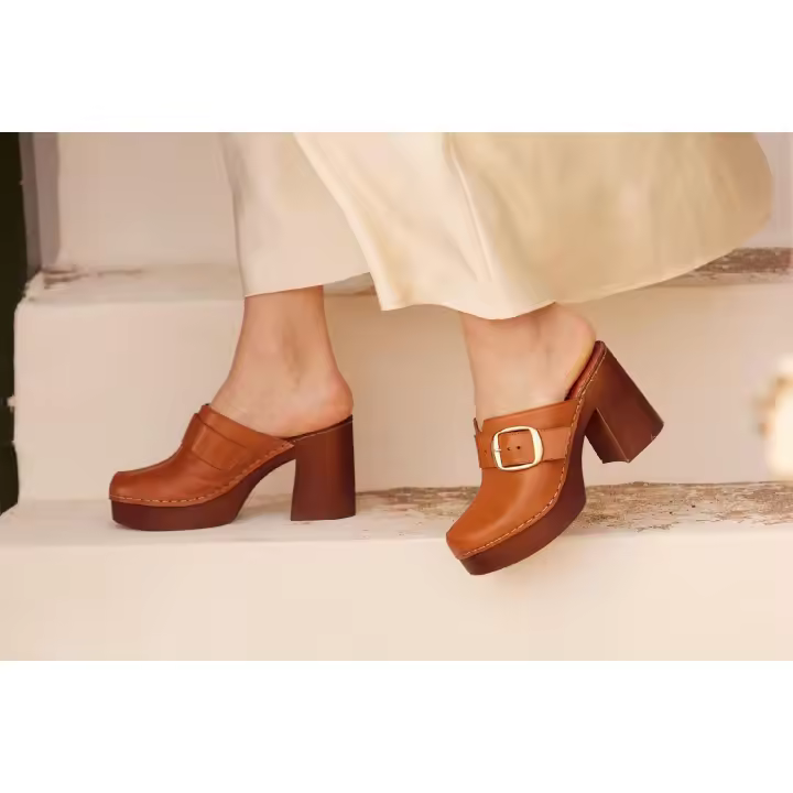 CAMILA'S Zuecos de tacón KARINA de color Camel - 1