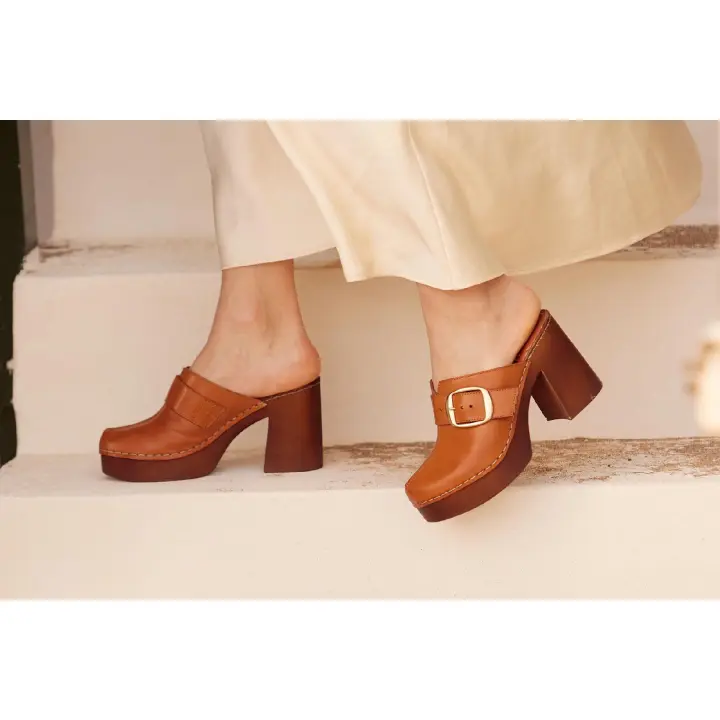 CAMILA'S Zuecos de tacón KARINA de color Camel - 1