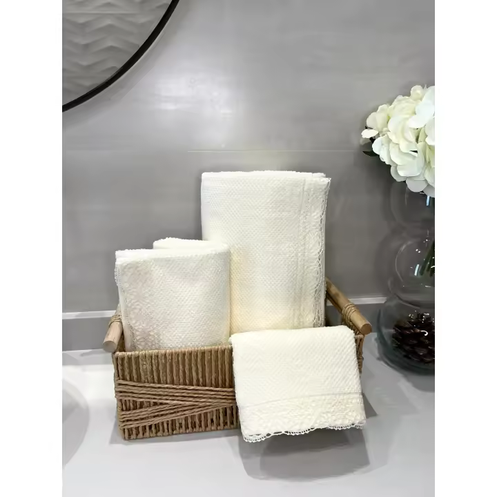 Juego de Toallas de Lujo con Puntilla de Crochet Marfil- 100% Algodón Portugués, 500 g/m² - Set de 3 Toallas Absorbentes y Elegantes para Decorar tu Baño - Marca: Mommata - 1