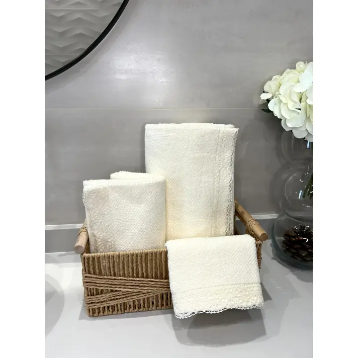 Juego de Toallas de Lujo con Puntilla de Crochet Marfil- 100% Algodón Portugués, 500 g/m² - Set de 3 Toallas Absorbentes y Elegantes para Decorar tu Baño - Marca: Mommata - 1