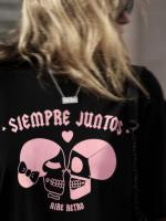 Camiseta siempre juntos negra y rosa de Aire Retro. Camiseta de algodón y corte recto, con la icónica imagen de la marca de las dos calaveras - details 5