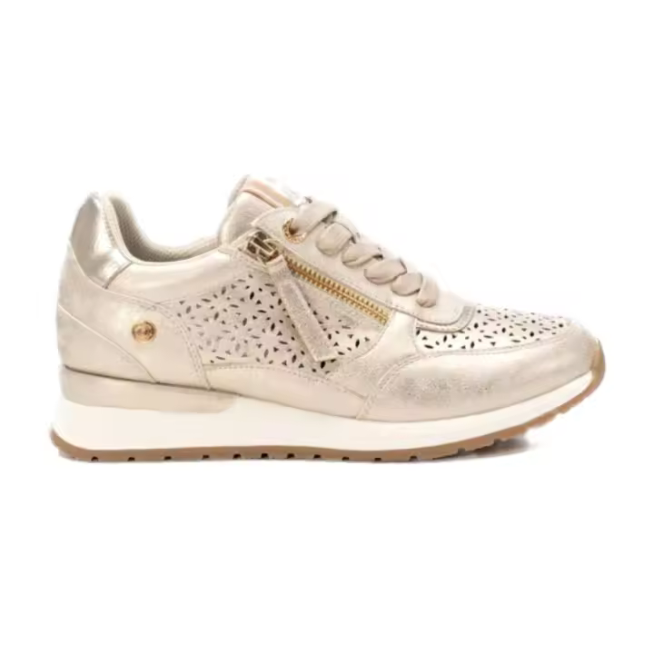 Shoes Deportivos marca Refresh para mujer en color oro - 1