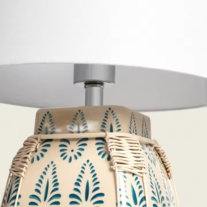 LEDKIA LIGHTING - Lámpara de Mesa Ariché | Diseño Artesanal Mediterráneo | Base Cerámica y Ratán | Requiere 1 Bombilla E27 | Para Salón y Dormitorio, Blanco, Tela y Cerámica - 1