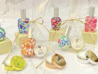 bálsamo de labios aroma vainilla y atomizador de cristal en bolsa de regalo con lazo y pegatina personalizada de comuniones regalos originales para invitados de comunión personalizados detalles para invitadas de comuniones - details 3