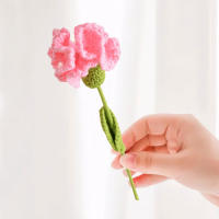 Carnación Tejida a Mano En Algodón Elegante Y Detallada Para Regalo De Aniversario O Día De La Madre Flores Artificiales Aestéticas - details 1