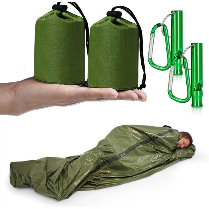 Saco de dormir de emergencia de 2 piezas - Manta de supervivencia cálida e impermeable - Ligero y portátil - Multifuncional - Incluye silbato de emergencia - 215 x 90 cm - Juego de 2 mantas de emergencia (verde militar)