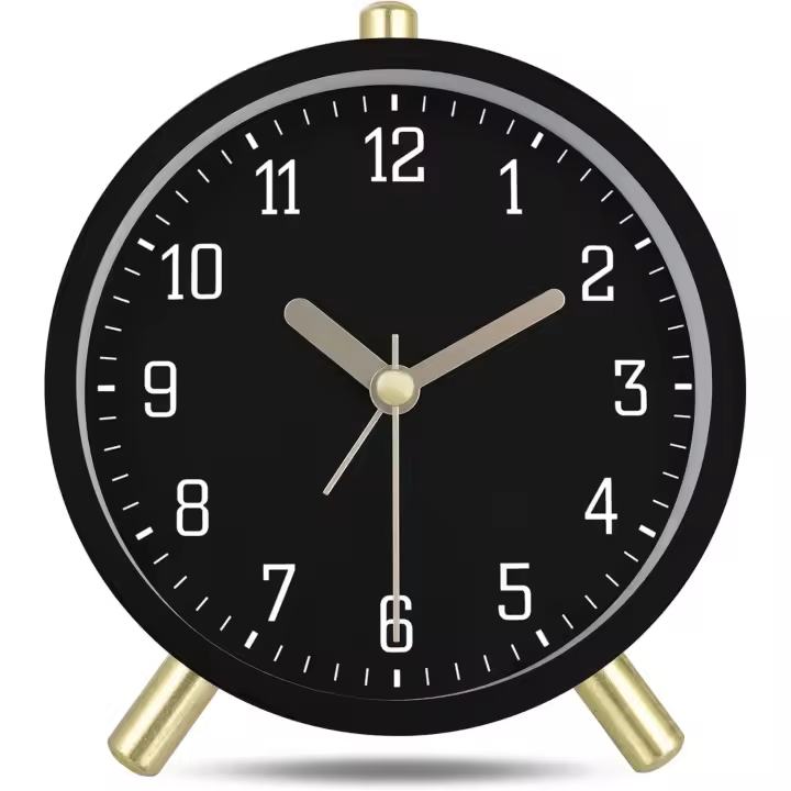 Reloj despertador clásico de metal analógico sin tictac, despertador silencioso de color blanco leche con luz, reloj de mesa decorativo simple y moderno para mesita de noche de dormitorio de 11 cm - 1