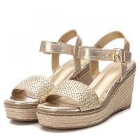 Sandalias plataforma mujer XTI 143828 01 SANDALIA CUÑA PALA GRABADA ORO 35738 25V - details 4