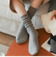 Calcetines De Mujer Estilo Japonés Moda Otoño Calcetines Casuales De Color Sólido Basicos Para Escuela Calcetines De Pies Altos Para Mujer - details 1