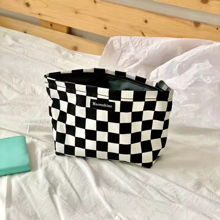 Bolso De Cosméticos Grande Y Versátil a Cuadros Negro Y Blanco Bolso De Almacenamiento Portátil Para Maquillaje Y Toallitas - 1