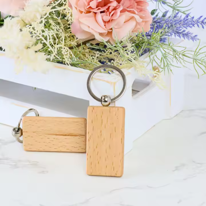 Pack de 12 a 42 unidades de llaveros de madera, llaveros para regalar, regalos para bodas invitados originales, detalles bautizo para invitados, recordatorios de boda para invitados, bodas ideas, Regalantes.com - 1