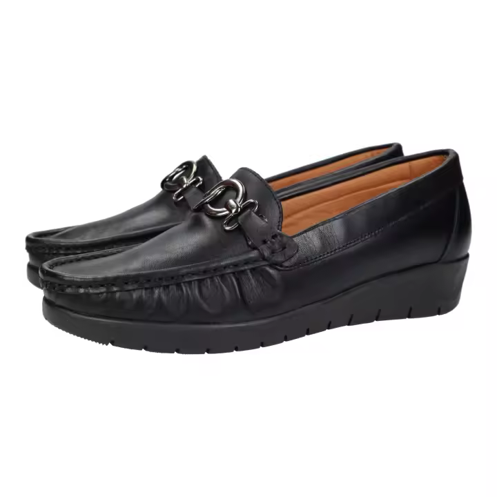Zapatos Mocasín marca MADE IN SPAIN para mujer en color negro. Zapatos mocasines mujer, color negro, hechos de piel, con cuña y abalorio decorativo al frente, fabricados por Par y Medio en España - 1