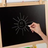 WOOMAX - Pizarra infantil doble cara (negra y blanca magnética) + rollo de papel para escribir, 57x59x93 cm, incluye tizas, imanes educativos, borrador, rotulador, 2 cestas de almacenaje y 2 botes, caballete madera, diseño 3 en 1, juguetes niños 3 años - details 4