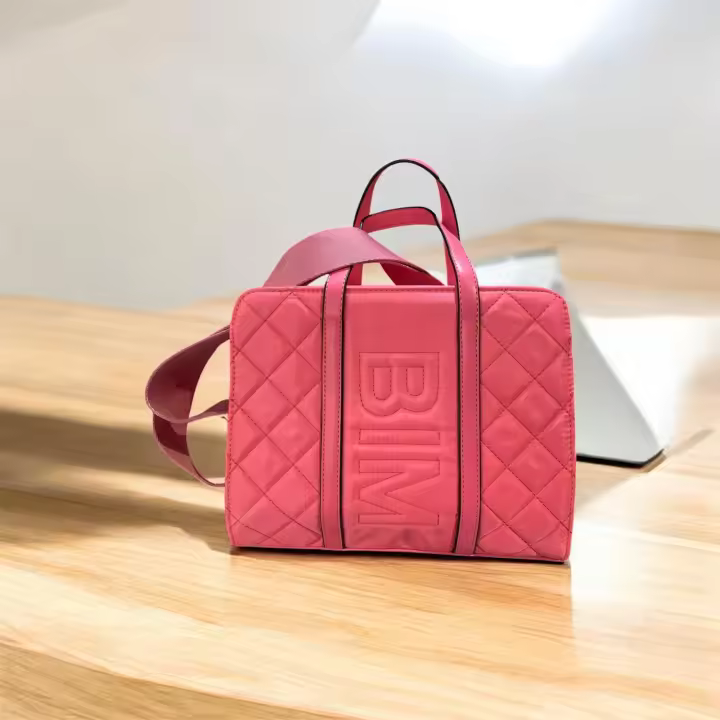 Bolso Mediano de Nylon Rosa - Estilo moderno y funcional - 1