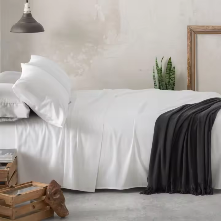 Sábanas de algodón satén 300 hilos Diseño 405. BURRITO BLANCO. Incluye sábana encimera, bajera y 1/2 fundas de almohadas. Tacto y caída excepcional.Disponible en color  blanco y gris. 100% Algodón. Tamaños 90, 105, 135, 160, 180 y 200cm - 1