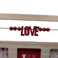 Portafotos múltiple de madera natural para colgar en la pared o apoyar sobre una superficie con espacio para tres fotos de 10 x 15 cm - con la palabra “LOVE” en letras rojas de madera movibles - ideal para demostrar tu amor - details 2