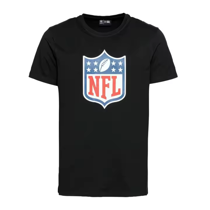 NOS NFL REGULAR TEE NFLLOG BLK: Camiseta NFL Regular con logo en color negro. Ideal para quienes buscan una prenda cómoda con el logo oficial de la NFL, perfecta para un look casual y deportivo. ✅ Entrega 24/72h a España (península). - 1