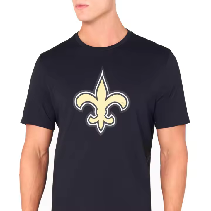 NOS NFL REGULAR TEE NEOSAI BLK: Camiseta NFL Regular New Orleans Saints, en negro. Ideal para los fanáticos del equipo que buscan una camiseta cómoda y deportiva. ✅ Entrega 24/72h a España (península) - 1