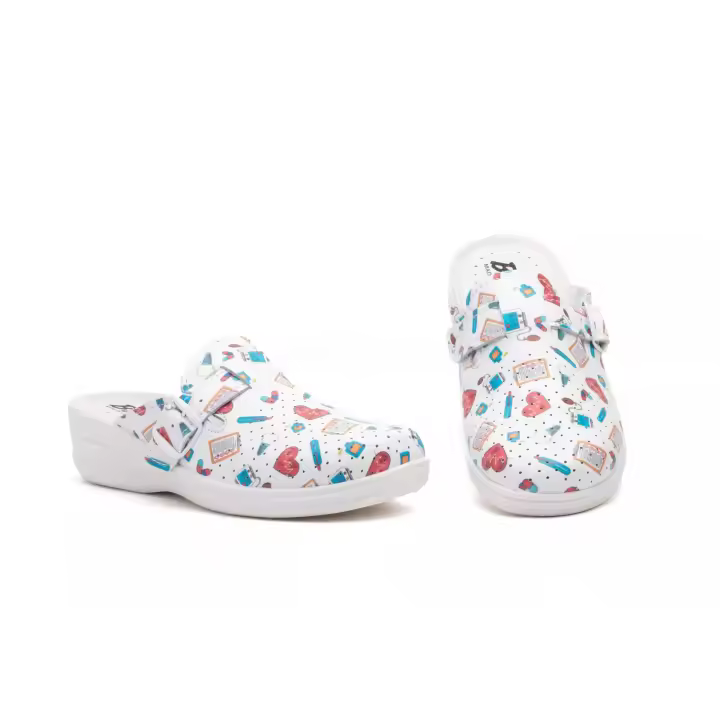 TS-328 Estampado Dentista Hecho en Italia Zuecos Mujer Piel Stamapado Dentista Numeración: 35-41 Marca: BioUp Este es un zueco de plataforma para uso profesional, diseñado con un patrón alegre y colorido que incluye elementos como cápsulas - 1