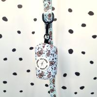 Correa Estampada para perro. Anilla en el asa para colgar el porta bolsas. Hebilla negra de aleación de Zinc. Marca Lila Dogs - details 2
