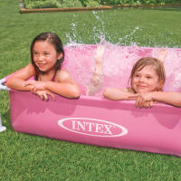 Piscina desmontable pequeña INTEX color rosa, medidas 122x122x30cm, forma cuadrada, incluye tapón para desagüe y parche de reparación, capacidad de 342L - details 1